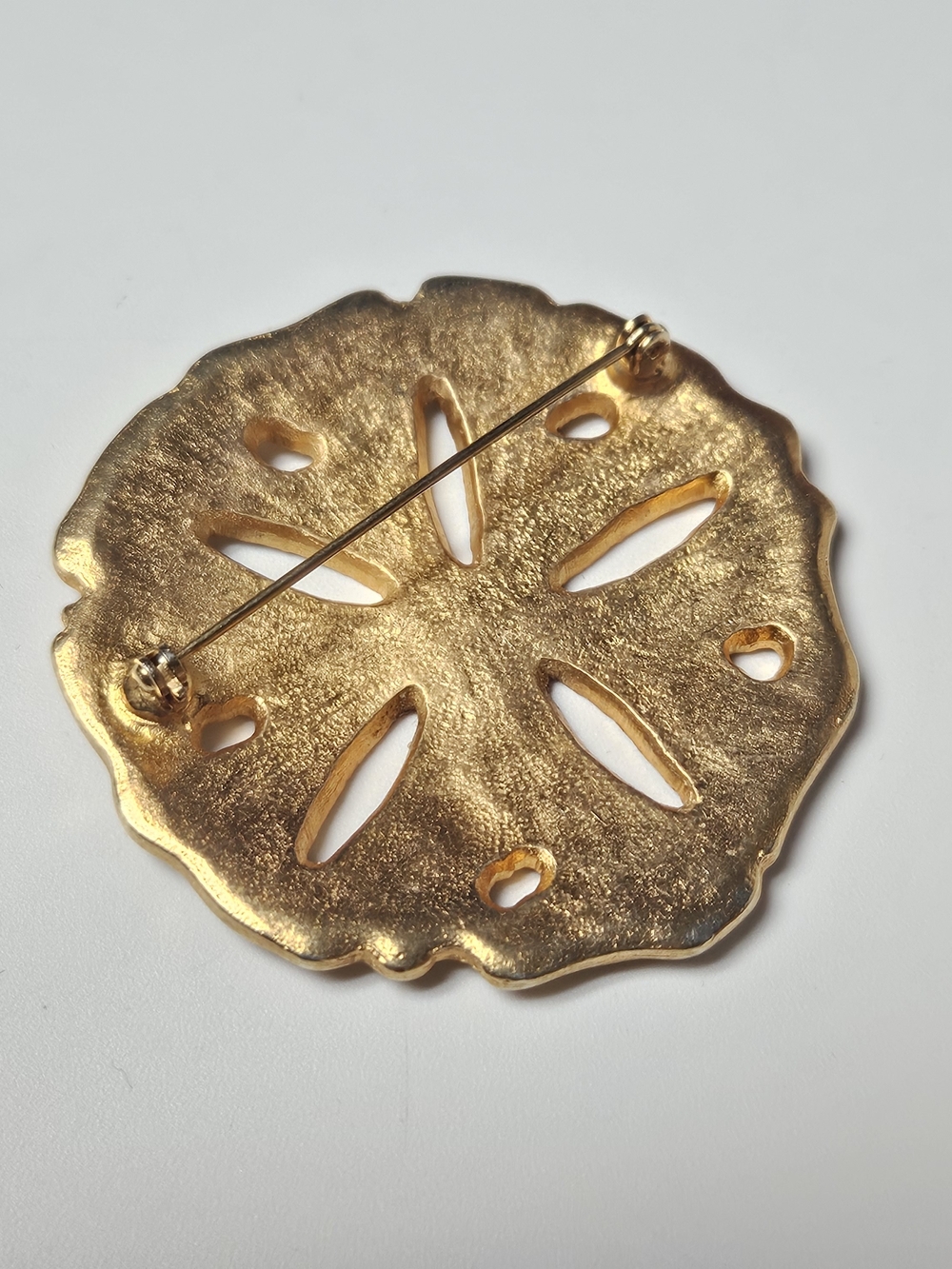 Large Gold Sand Dollar Brooch - Picture 7 of 7